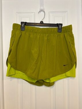 Nike Dri fit women’s athletic double lined shorts green & yellow size 1x running